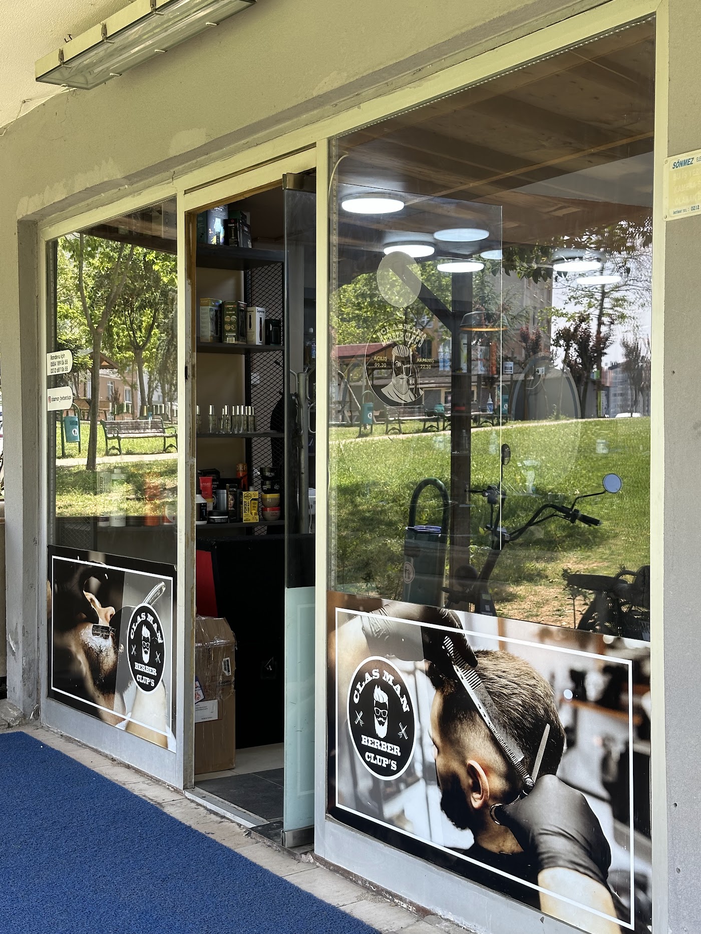 Clasman dükkan girişi, park manzaralı